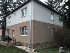 Hajdúszoboszlón a Fürdőkomplexumtól 350 m-re eladó egy felújított, kimondottan üdültetésre kialakított, 243 m2-es, 10 szobás családi ház!