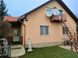 Debrecen, Felső - Józsán 900 nm - es telken eladó egy 134 nm - es,  2 + 4 félszobás, kétszintes, duplakomfortos, téglaépítésű családi ház!