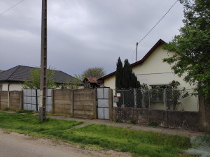 Hajdúböszörményben eladó egy 90nm-es, 2+1 félszobás, tégla és vályog építésű, jó állapotú családi ház 1100 nm-es telken!