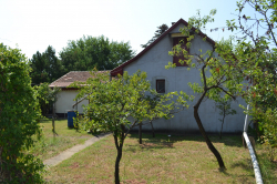 Debrecenben a Szabadság-telepen eladó egy 30 nm-es, 1 szobás, összkomfortos téglaépítésű családi ház 625 nm-es telken!