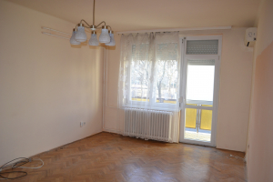 Debrecenben a Sestakertben Egyetemhez közel a Poroszlay úton eladó egy 43nm-es, 1 szobás, nagy étkezős, cirkó fűtéses, földszinti, tégla építésü társasházi lakás!
